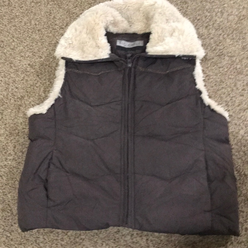 Puffy vest with collar lining